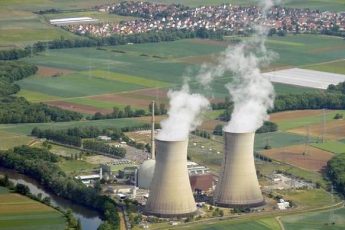 В Баварии уничтожили башни АЭС "Гундремминген", где создадут самый большой накопитель "зеленой" энергии В Баварии взорвали 160-метровые градирные АЭС