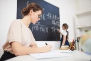 Вчителям в Україні планують суттєво підвищити зарплати.