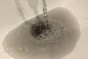 Местные жители делятся фото мутной воды с неприятным запахом