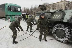 Военнослужащие помогают ликвидировать последствия снежной непогоды