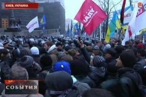 Митингующие в Киеве окружили правительственный квартал
