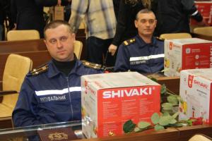 Запорожских спасателей наградили за борьбу с непогодой
