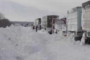 На дорогах Украины продолжается борьба со снежными заносами