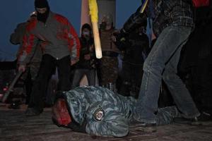 Положите в багажник каску, бейсбольную биту против «Беркута» и будьте готовы быть на Майдане - Ю.Луценко