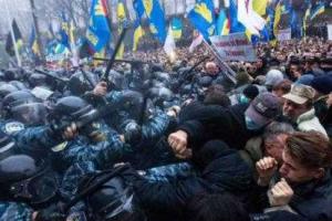 Митингующие-майдановцы пошли в наступление