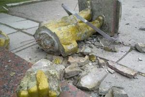 Очередной памятник Ленину "свергнут" в Крыму