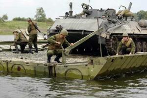 Украинские военные совершенствуют навыки по наведению паромных переправ и мостов  