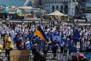 Флэш-моб за единство Украины провели школьник на главной площади страны