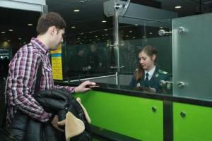Госпогранслужба продолжает выявлять нарушителей границы с поддельными документами