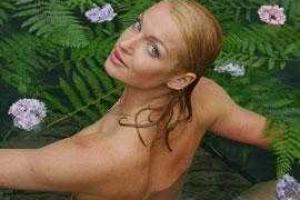 Волочкова наслаждается песнями Зверева, сидя на шпагате 