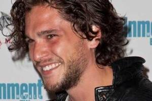 Актеру сериала "Игра престолов" запретили ходить к парикмахеру