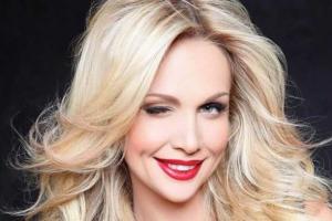 Правительство России наградило медалью модель Викторию Лопыреву 