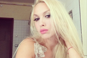 Оля Полякова оголила перед фотообъективом ножки