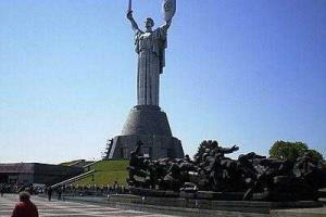 Монумент "Родина-мать" в Киеве "наденет" на себя флаг Украины