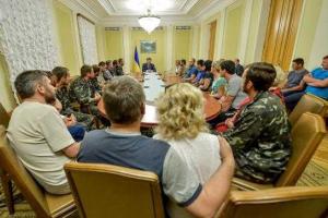 АП: Освобождены 17 горловских заложников