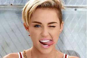 Майли Сайрус общается с любимой умершей собакой 