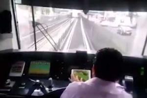 Пассажиры поезда метро застукали машиниста играющим на iPad