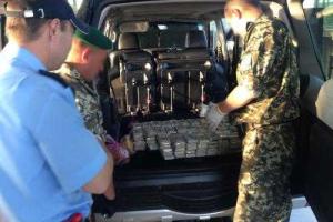 Украинец "заправил" топливный бак своего авто долларами США