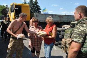 Участники АТО подкармливают жителей Донбасса