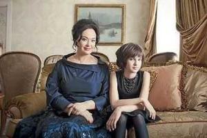 Телеведущая Лариса Гузеева спасает 15-летнюю дочь 