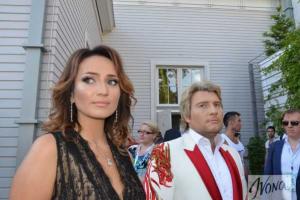 Николай Басков оригинально раздел и одел возлюбленную 