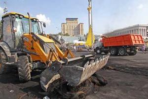 На столичном Майдане продолжают наводить красоту и порядок