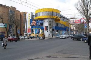 Снарядами повреждены два торговых центра в Донецке