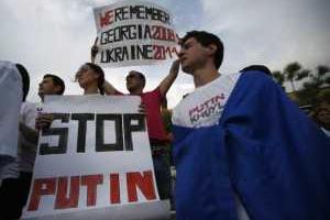 СМИ: В Тбилиси провели митинг с публичным сожжением портретов Путина