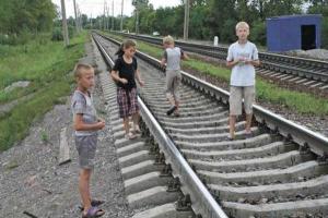 "ЛЖД" призывает соблюдать правила безопасности на железной дороге