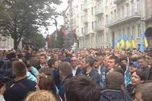 Пикет с требованием предоставить подмогу силам АТО в Иловайске продолжается