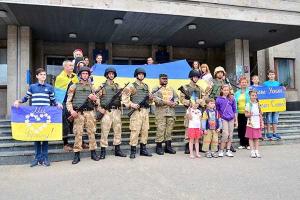 В Славянске провели митинг к Дню Флага Украины