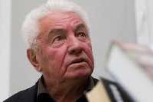 Российский писатель Войнович "вообще не доверяет" российскому телевидению