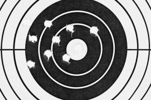 Луганские боевики отрабатывают навыки стрельбы в городском парке