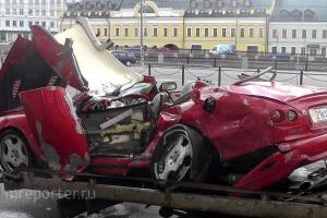 Роскошный Jaguar врезался в автобус на одном из мостов российской столицы