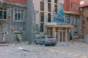 Снаряды продолжают разрушать Донецк