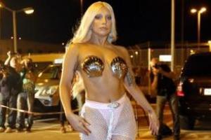 Откровенный наряд Леди Гага шокировал греков