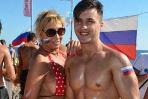 Лариса Копенкина продолжает развлекаться в компании молодых парней