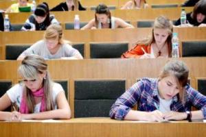 Необходимо принять решение о том, каким образом, кому и на каких основаниях выплачивать стипендии - Яценюк