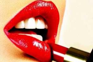Исследования: женщины, которые ежедневно пользуются губной помадой, имеют хорошую осанку