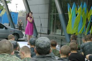 В Мариуполе украинских бойцов поддержали песней