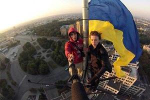 Харьковская молодежь украшает высотки города флагами Украины
