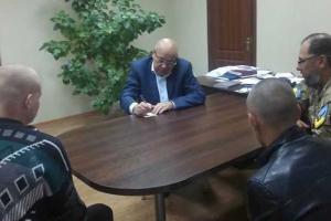 Бойцы "Айдара" в Северодонецке устроили "трудовой десант" для молодых выпивох