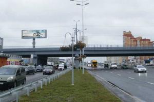 В Киеве демонтируют опасный мегаборд 