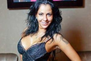 Экс-звезда "Дома-2" подает мужу завтрак топлес