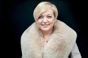 Главе Нацбанка придется очищать свой дом от краски и яиц