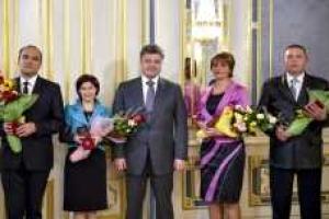 Президент Украины поздравил педагогов и вручил госнаграды