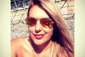 Золотая рыбка Украины плавает в волнах на крымском побережье