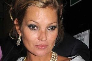 Кейт Мосс посетила вечеринку в платье, которое мало что скрывает