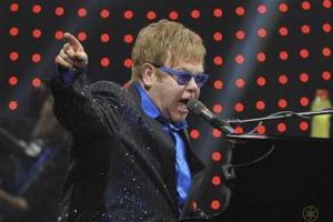 Элтон Джон назвал папу Римского "мой герой"