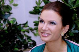 Эвелина Бледанс продемонстрировала купальник на изящной фигурке